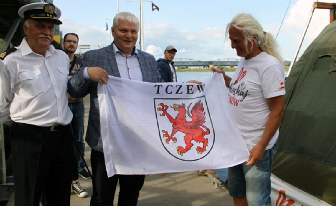 Przy pomoście tczewskiej „Przystani” zacumowała nietypowa jednostka wodna – tratwa „Pielgrzym” Przy pomoście tczewskiej „Przystani” zacumowała nietypowa jednostka wodna – tratwa „Pielgrzym”