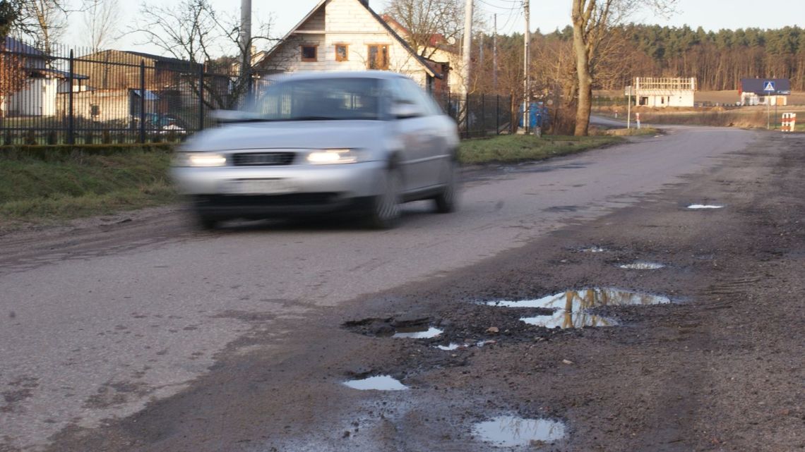 Przyjechali załatać dziury w drodze wojewódzkiej. Mieszkańcy: czy to żart? Przyjechali załatać dziury w drodze wojewódzkiej. Mieszkańcy: czy to żart?