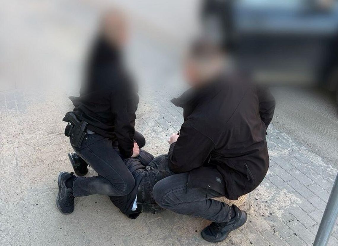 Przyszedł po kolejne 50 tys. zł. Policjanci zatrzymali podejrzanego o oszustwo na „inwestycję w złoto” Przyszedł po kolejne 50 tys. zł. Policjanci zatrzymali podejrzanego o oszustwo na „inwestycję w złoto”