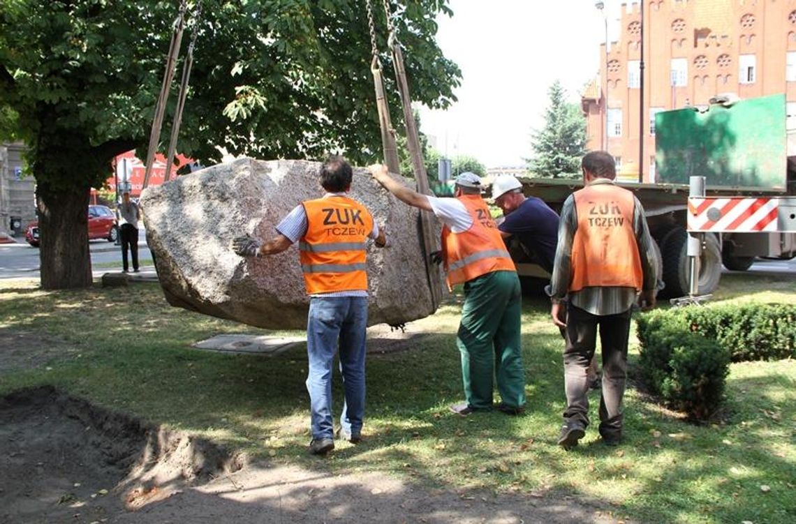 Przywieźli 13-tonowy głaz dla marszałka