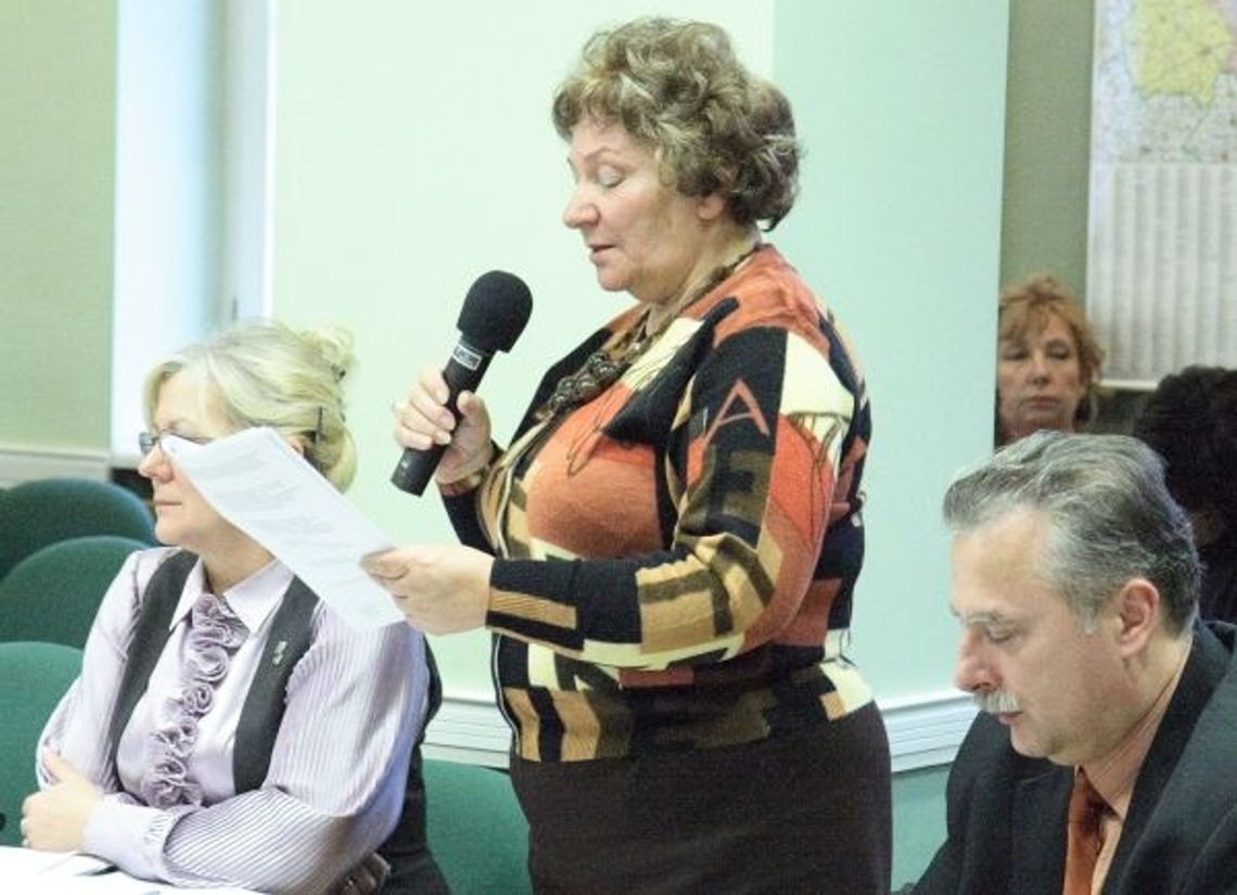 Radni postawieni pod ścianą