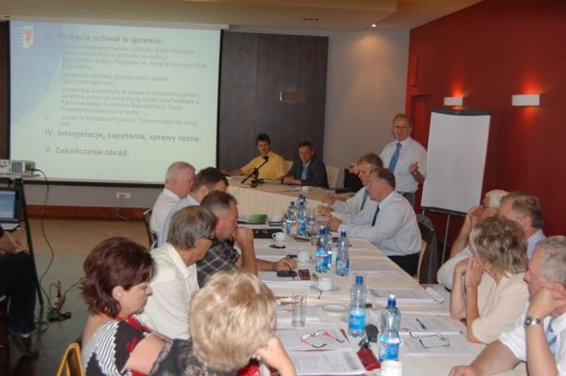 Radni spierają się o... dyżury aptek. Poseł Kulas "podpowiada" w kwestii bezpieczeństwa Radni spierają się o... dyżury aptek. Poseł Kulas "podpowiada" w kwestii bezpieczeństwa