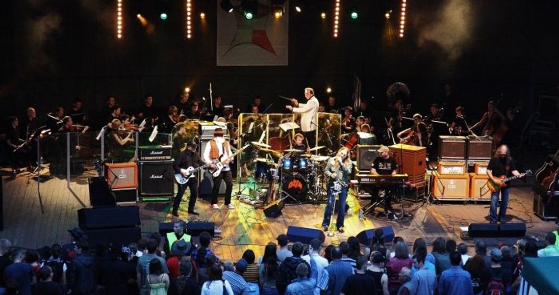 Radni uhonorowali Grzegorza Ciechowskiego