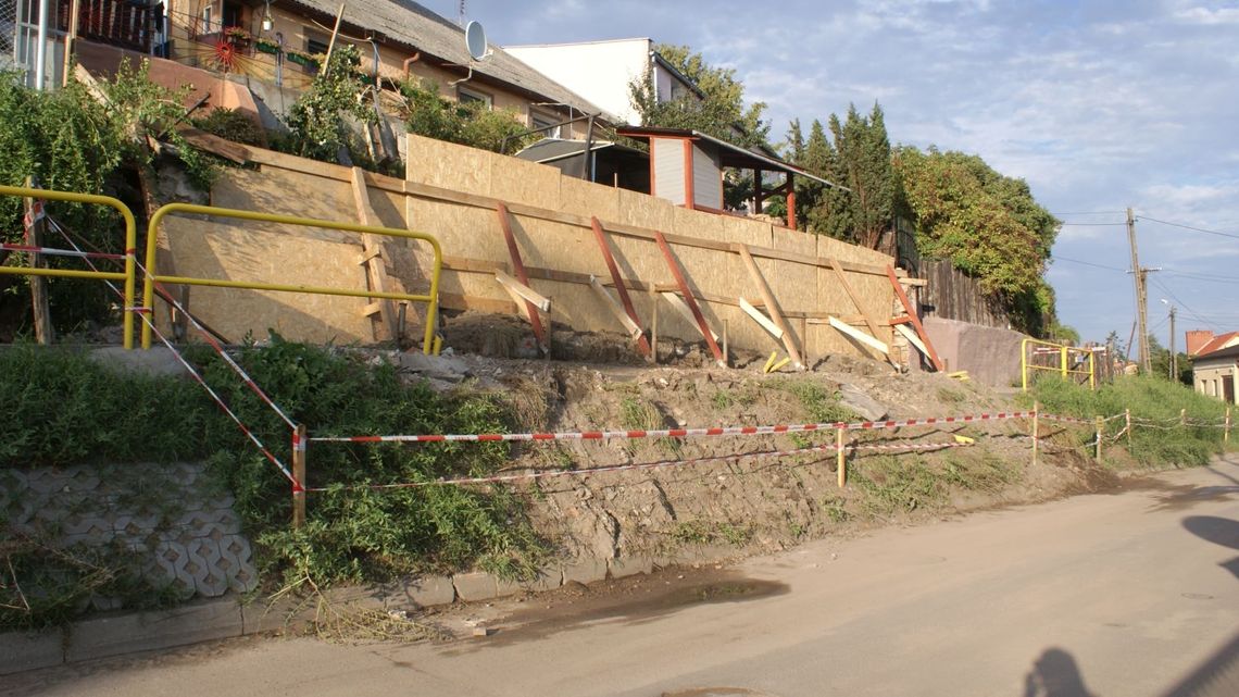 Radny: mur runął przez remont chodnika? Starostwo powiatowe stanowczo odpiera zarzuty