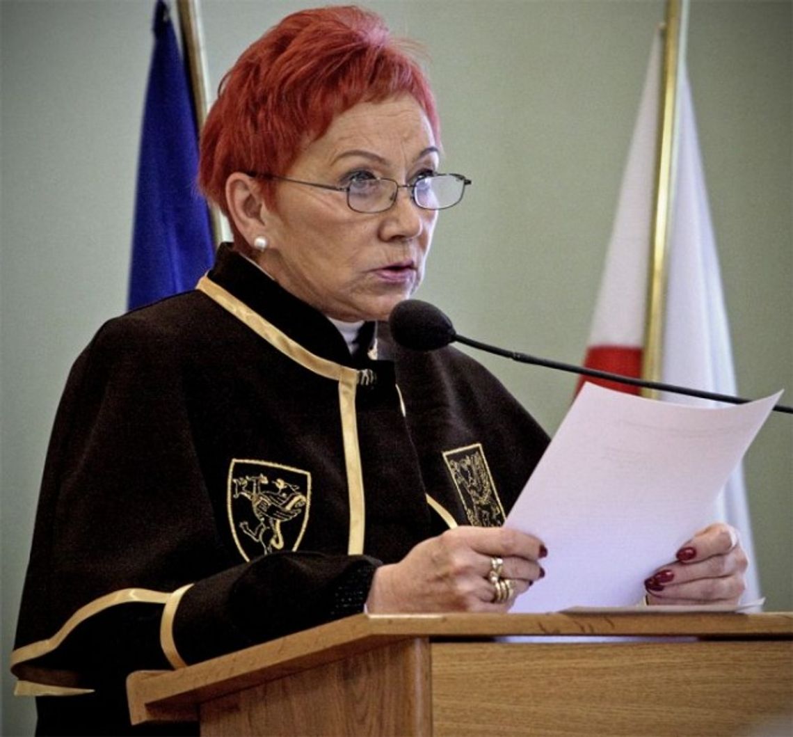 Radny o „krwiodawstwie”. Spór o pozwolenie na udzielanie wywiadów z włosami radnej w tle Radny o „krwiodawstwie”. Spór o pozwolenie na udzielanie wywiadów z włosami radnej w tle