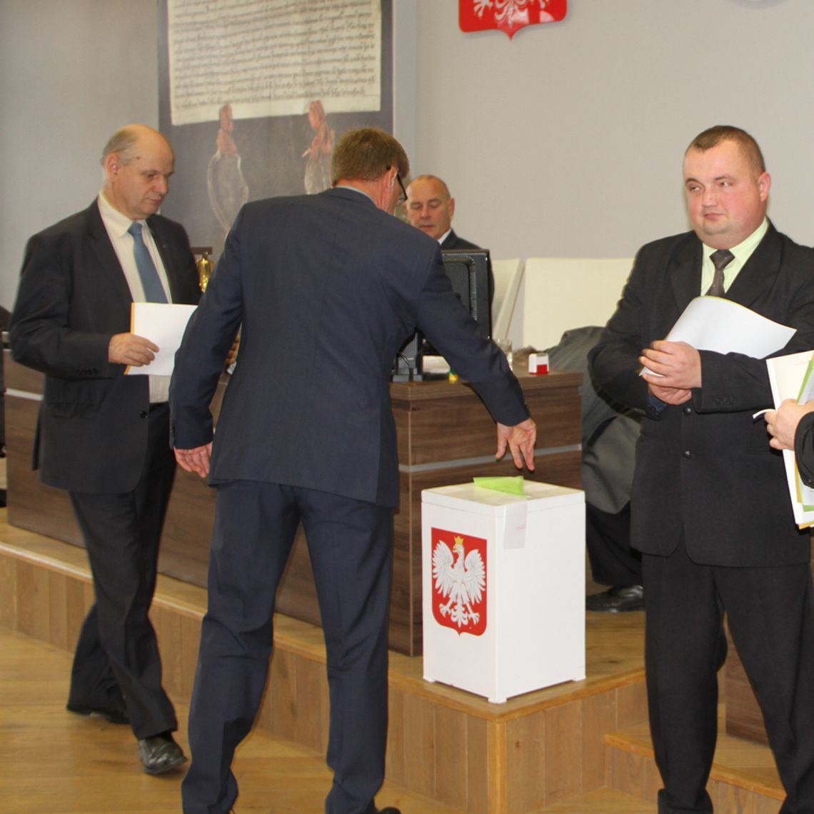 Radny wyrzucony z klubu PiS. Ukarany za „Panów po przejściach” i „chłopców w rurkach” Radny wyrzucony z klubu PiS. Ukarany za „Panów po przejściach” i „chłopców w rurkach”