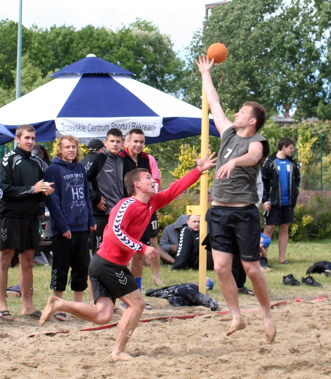 Radość grania na piasku - pierwszy turniej piłki ręcznej plażowej w Tczewie