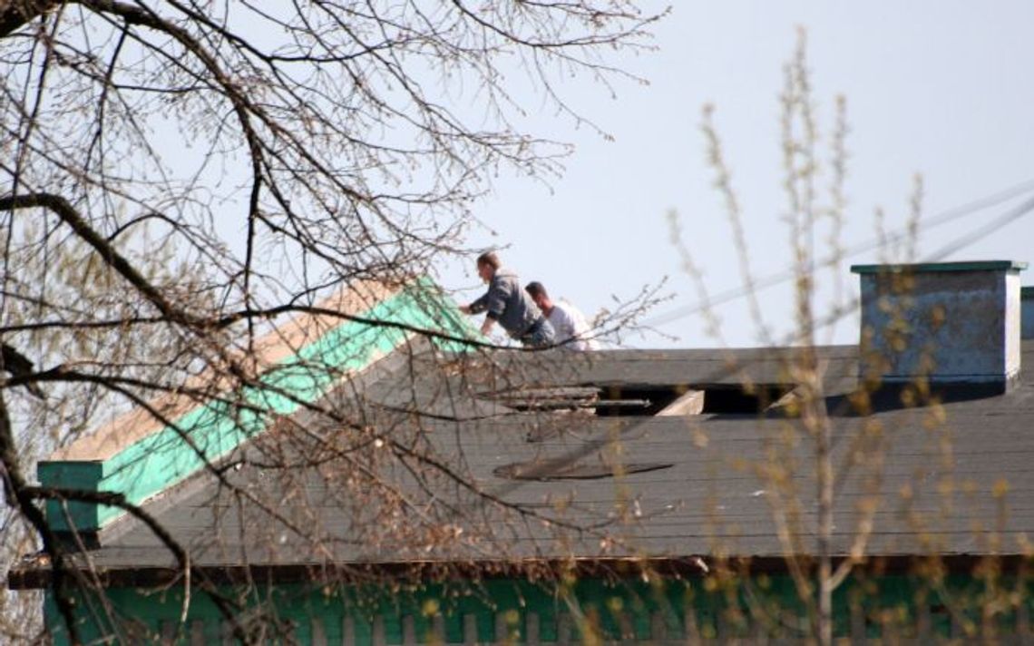 "Raj" dla złomiarzy. W ruinach drożdżowni wciąż niebezpiecznie "Raj" dla złomiarzy. W ruinach drożdżowni wciąż niebezpiecznie