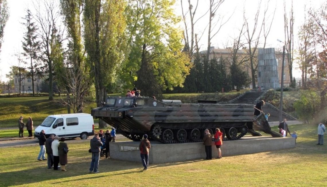 Reflektory oświetlą wojskowy transporter. Będzie jaśniej nie tylko na ulicy 