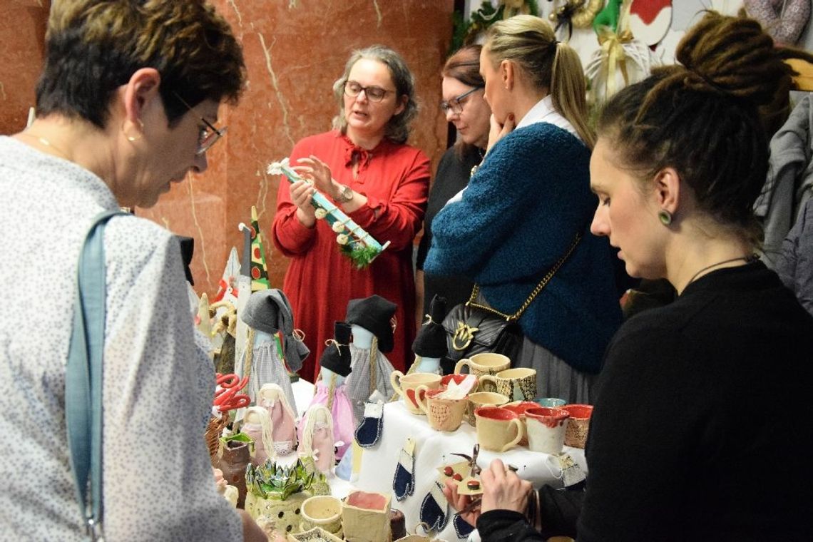 AWANGARDA TWÓRCÓW LOKALNYCH. Rękodzieło w pelplińskich krużgankach i na gniewskim rynku