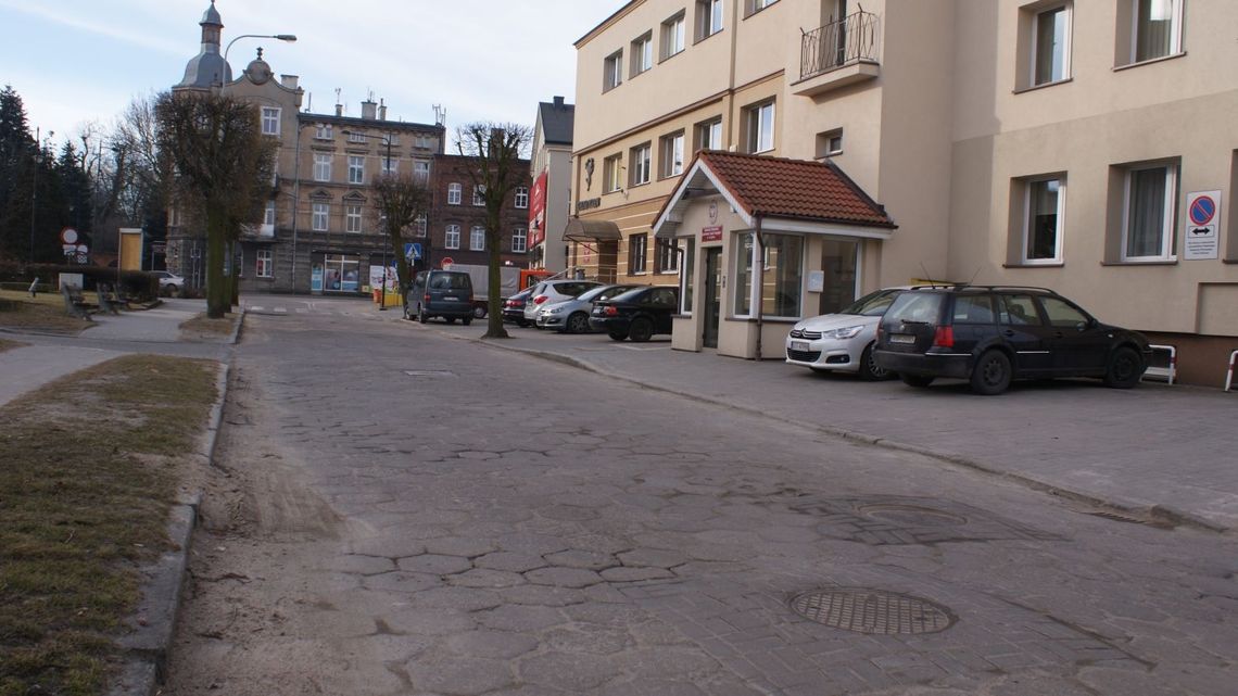 Reprezentacyjna ulica w centrum Tczewa. Obok urzędy miasta, gminy, straż. Jej stan fatalny