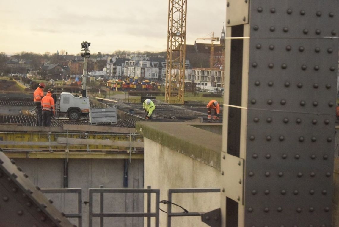 Robotnicy zabezpieczają konstrukcję Mostu Tczewskiego