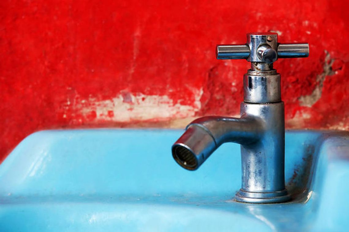 Rodzinom z małymi dziećmi odcięto w bloku wodę Rodzinom z małymi dziećmi odcięto w bloku wodę