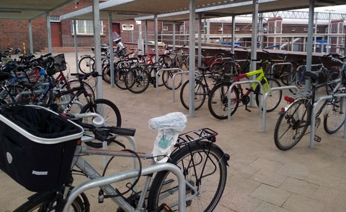 Rowerzyści i rowerzystki mogą parkować jednoślady pod nową wiatą przy dworcu PKP