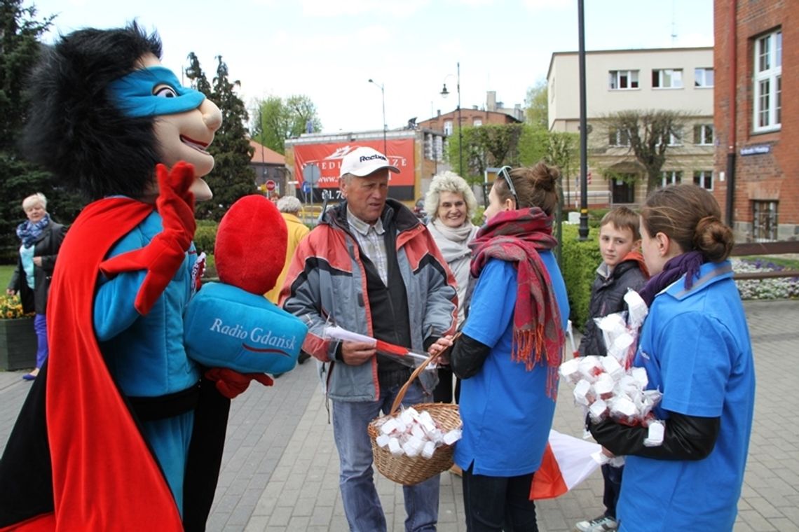 Rozdali tczewianom tysiąc flag narodowych Rozdali tczewianom tysiąc flag narodowych