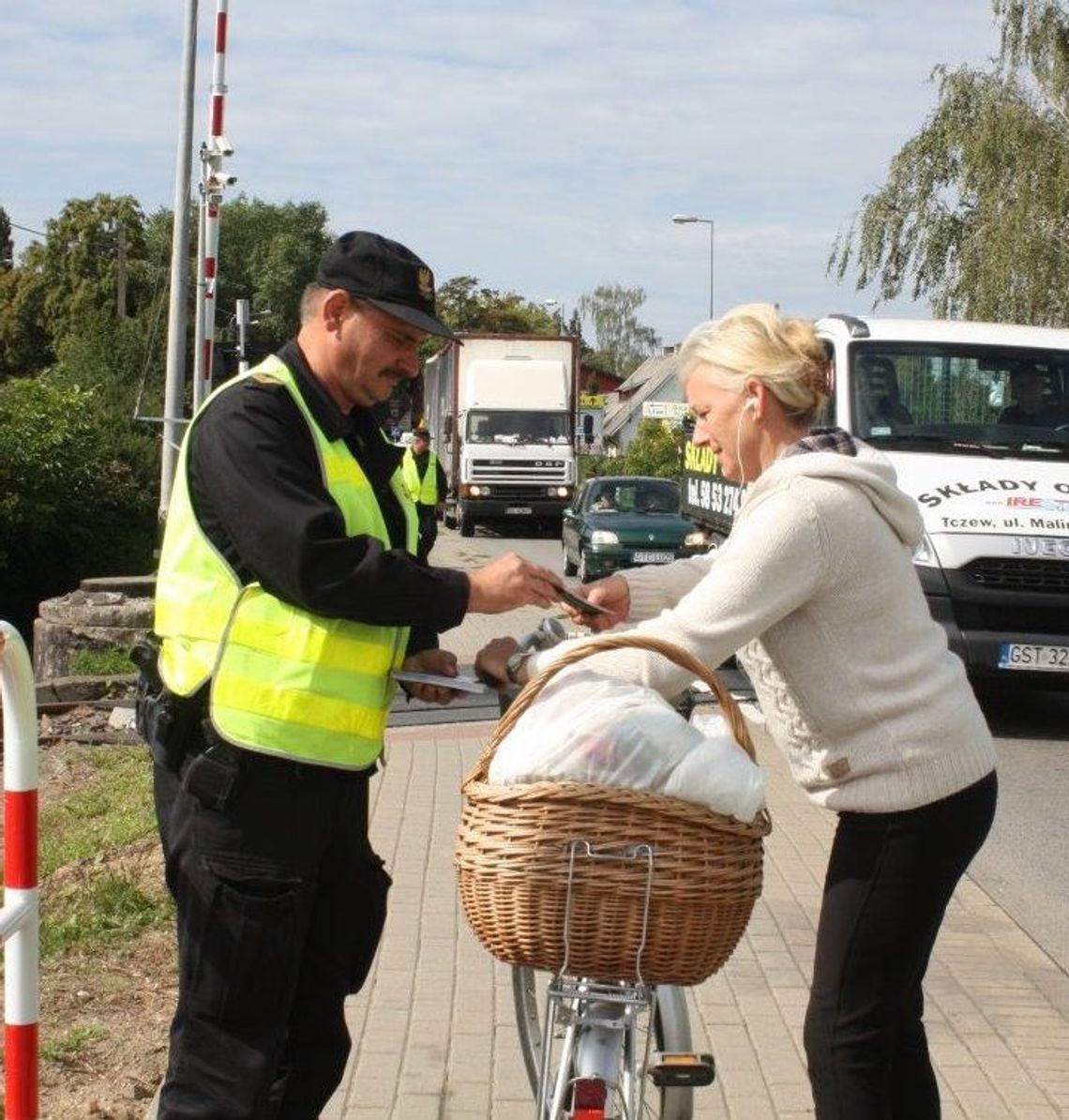 Rozdawali ulotki, by przestrzec kierowców i pieszych