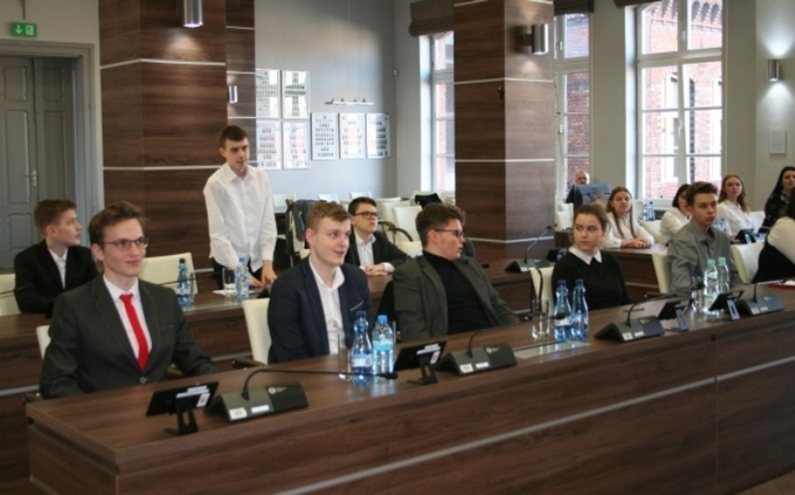 Rozpoczęła działalność Młodzieżowa Rada Miasta Tczewa. Prezydent: jestem do waszej dyspozycji Rozpoczęła działalność Młodzieżowa Rada Miasta Tczewa. Prezydent: jestem do waszej dyspozycji