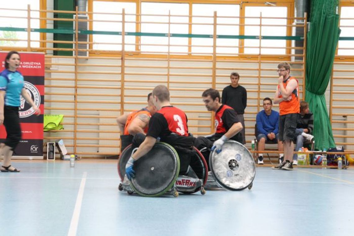 Rugby – sport dla... myślących. Sportowcy na wózkach grali w Gniewie