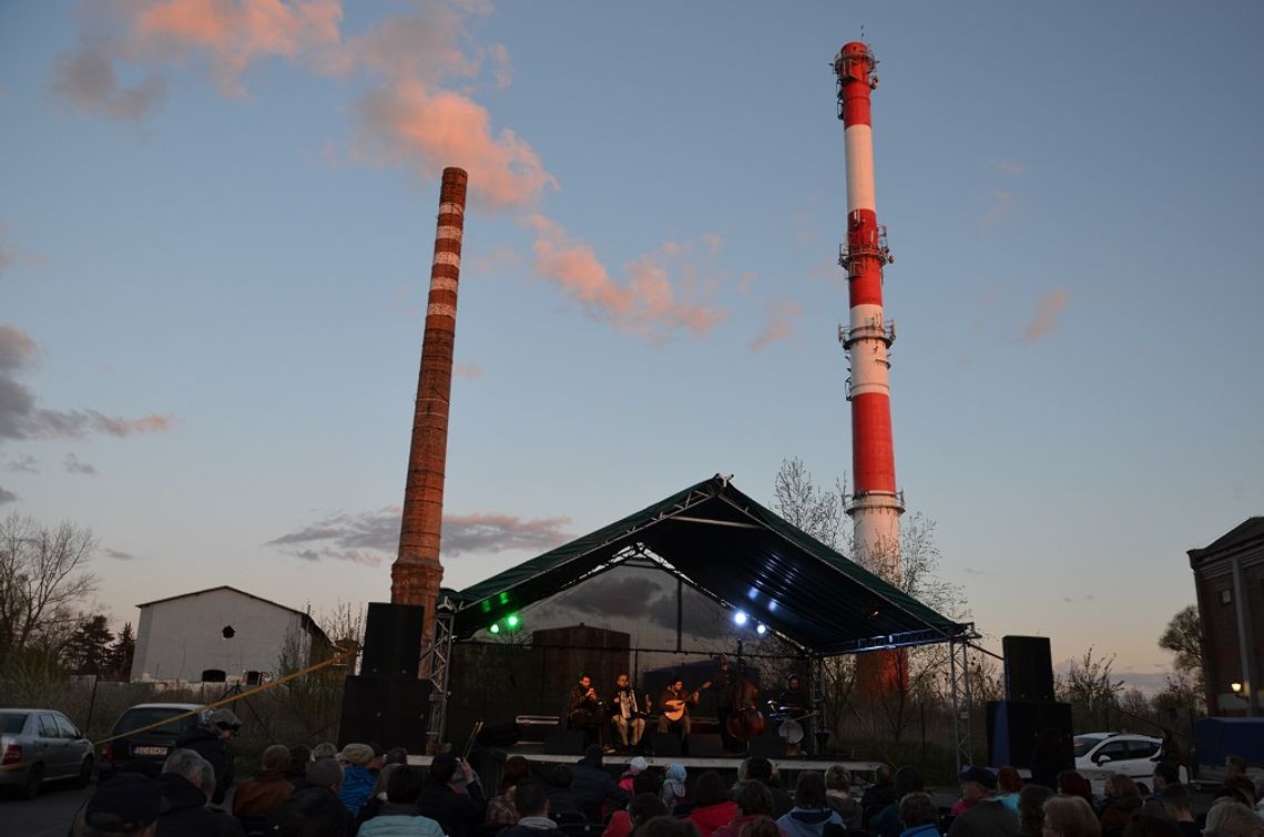 Ruszyło wyburzanie komina. Gmina już właścicielem terenu po cukrowni 