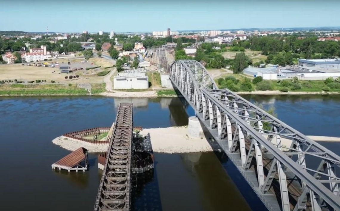 RYWALIZACJA ostatnich dwóch firm o odbudowę Mostu Tczewskiego RYWALIZACJA ostatnich dwóch firm o odbudowę Mostu Tczewskiego