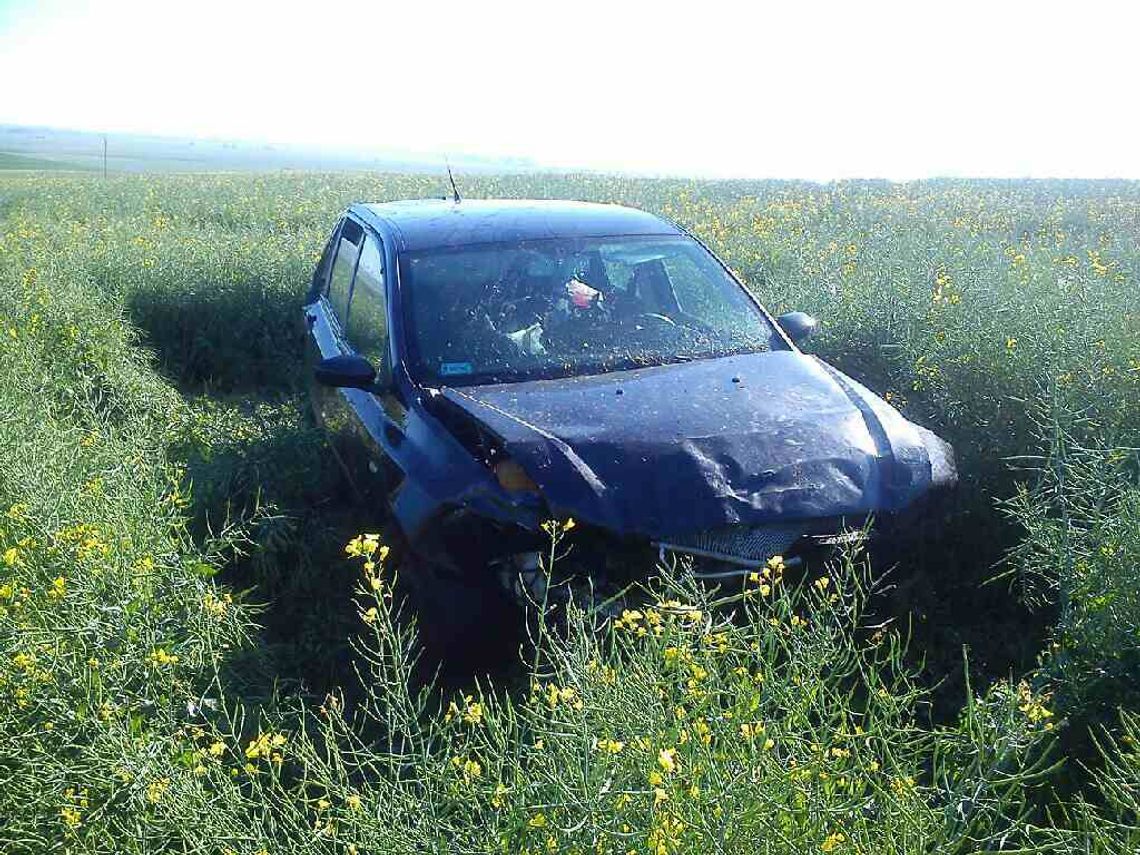 Samochód dachował, jedna osoba ranna