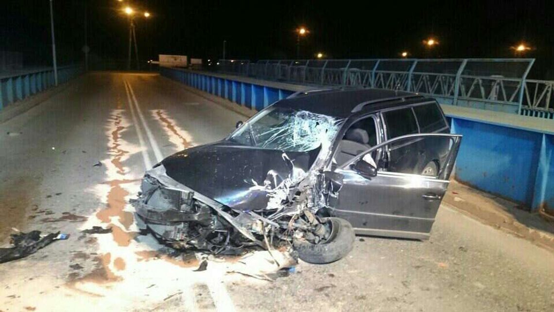 Samochód uderzył w barierkę wiaduktu. Wycinali kierowcę z auta