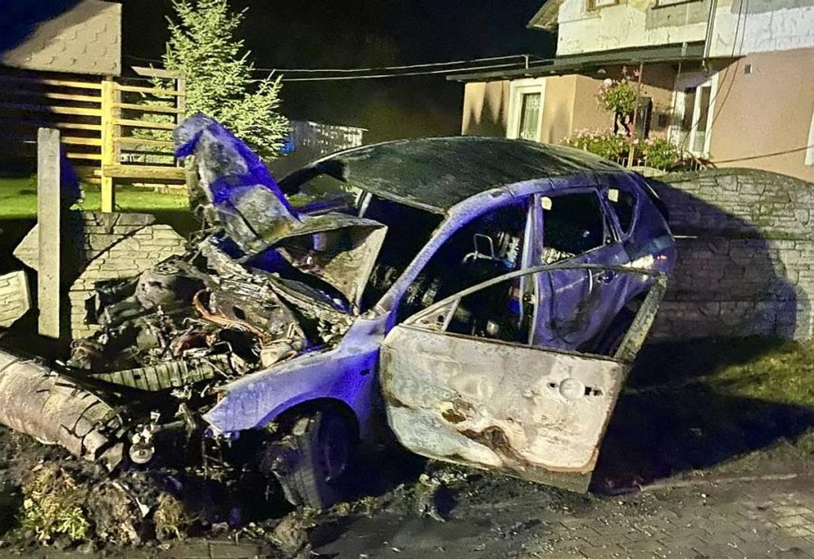 Samochód uderzył w słup i stanął w płomieniach! Samochód uderzył w słup i stanął w płomieniach!