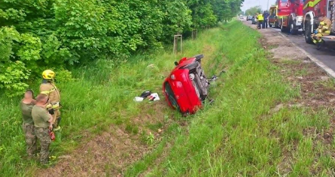 Samochód wypadł z jezdni. Interweniowali strażacy z Malborka i ratownicy medyczni