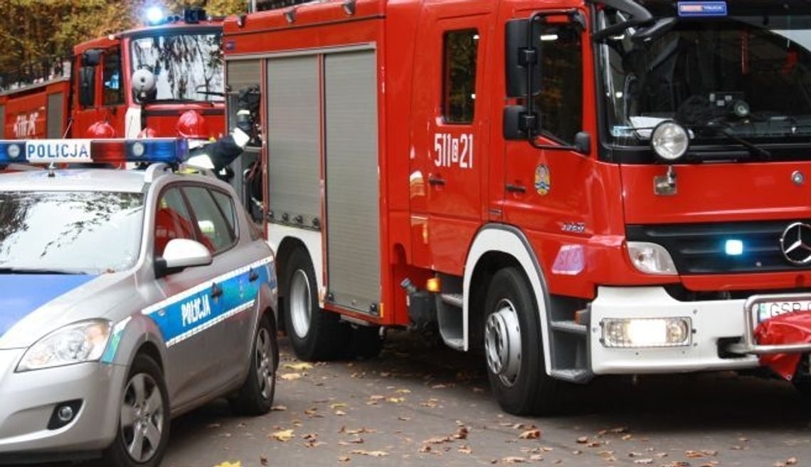 Samochód z czterema osobami w rowie Samochód z czterema osobami w rowie