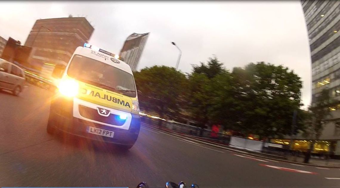 Ścigał się z karetką. Żenująca „popisówka” na drodze Ścigał się z karetką. Żenująca „popisówka” na drodze