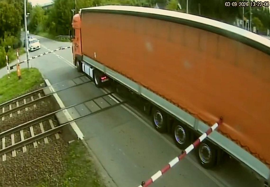 Sekundy od tragedii. Kierowca nie opuścił przejazdu – w ciężarówkę uderzył pociąg