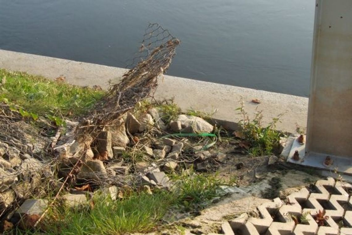 Siatka „puściła” - niedoróbka szpeci przystań Siatka „puściła” - niedoróbka szpeci przystań