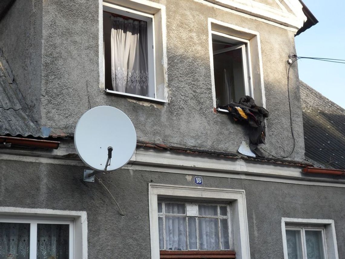 Siedem osób ewakuowano z płonącego mieszkania Siedem osób ewakuowano z płonącego mieszkania