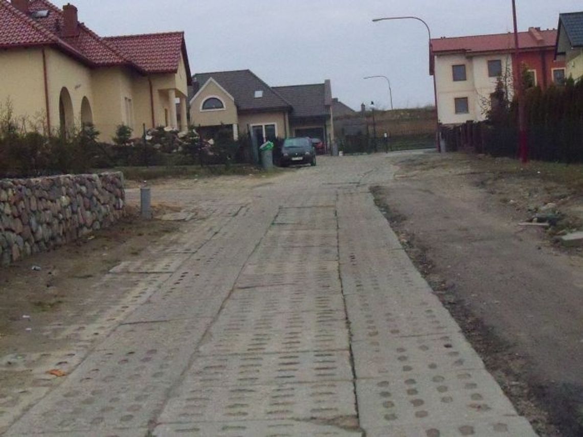 Skandaliczny stan ulicy - przepychanka radnych, a mieszkańcy w dziurach Skandaliczny stan ulicy - przepychanka radnych, a mieszkańcy w dziurach
