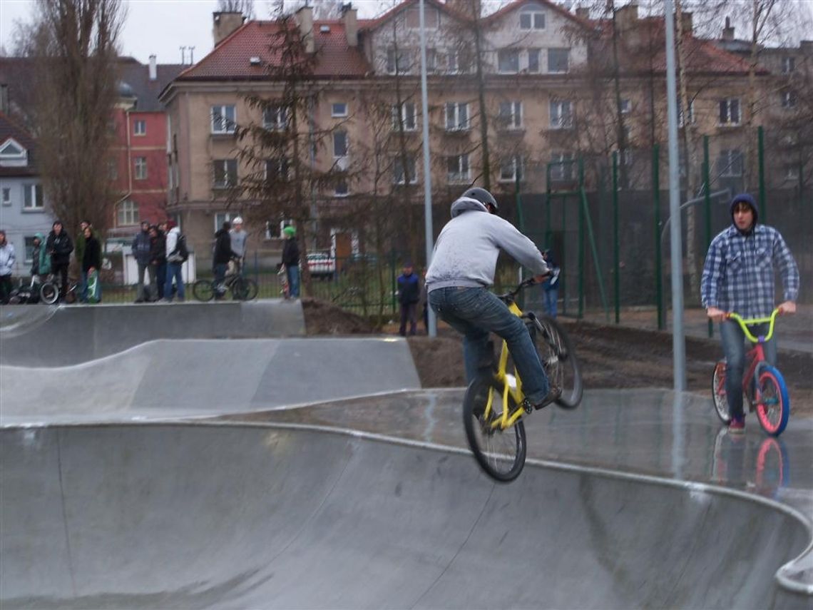 Skatepark we władaniu młodzieży Skatepark we władaniu młodzieży