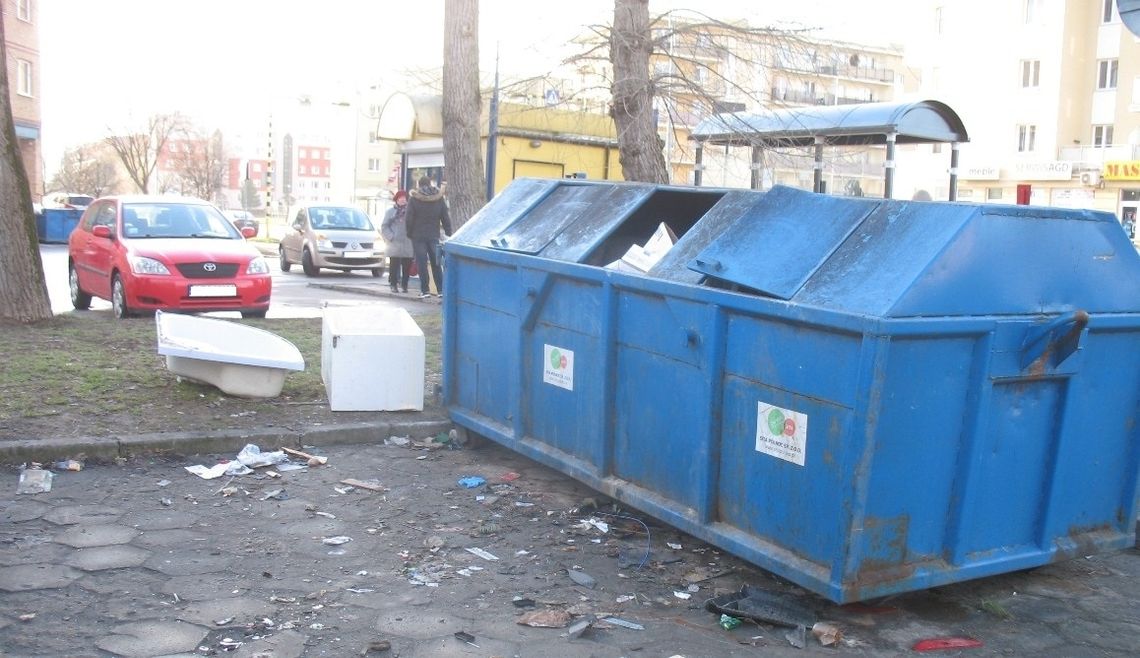 Sklepikarze z ul. Armii Krajowej mówią „dość”. "Cudze odpady odstraszają nam klientów"