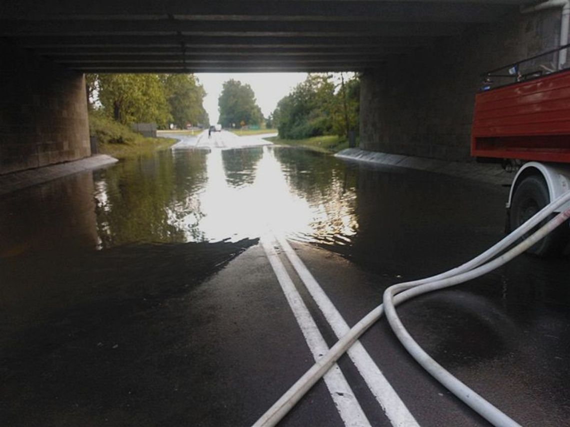 Skutki ulewy - zalany wiadukt w Czarlinie Skutki ulewy - zalany wiadukt w Czarlinie