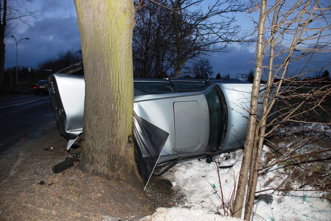 Śliskie drogi o poranku. Policja apeluje o ostrożność