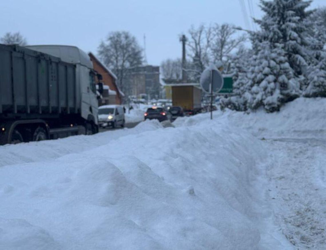 Ślisko, niebezpiecznie, ryzykownie. Policja apeluje o rozsądek