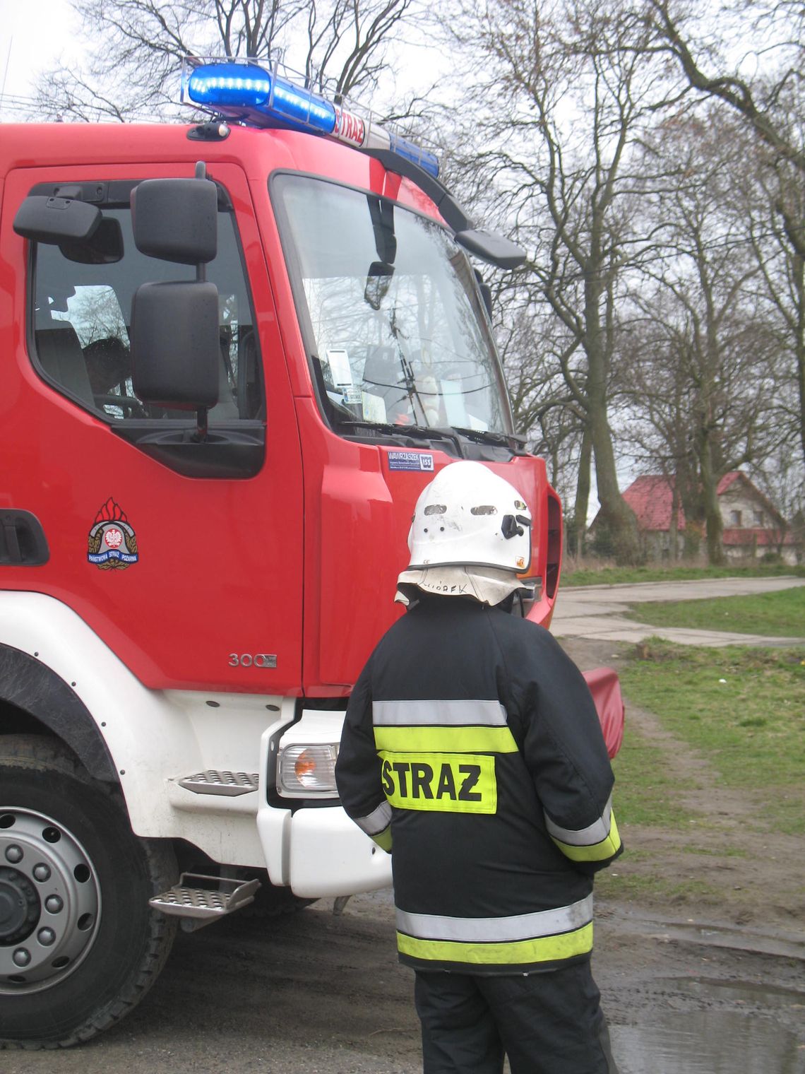 Słup zniszczył ogrodzenie stadionu. Wcześniej zahaczyła o niego ciężarówka Słup zniszczył ogrodzenie stadionu. Wcześniej zahaczyła o niego ciężarówka