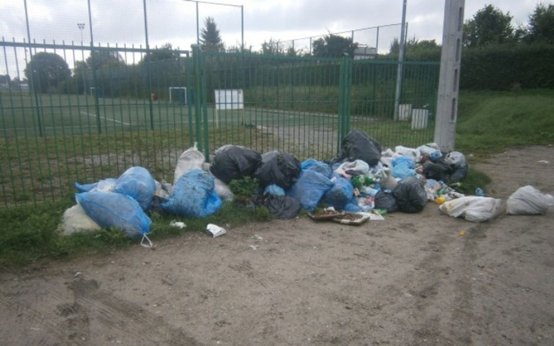 Śmieci na placach i na przystankach autobusowych. ZUK apeluje do mieszkańców o pilnowanie czystości! 