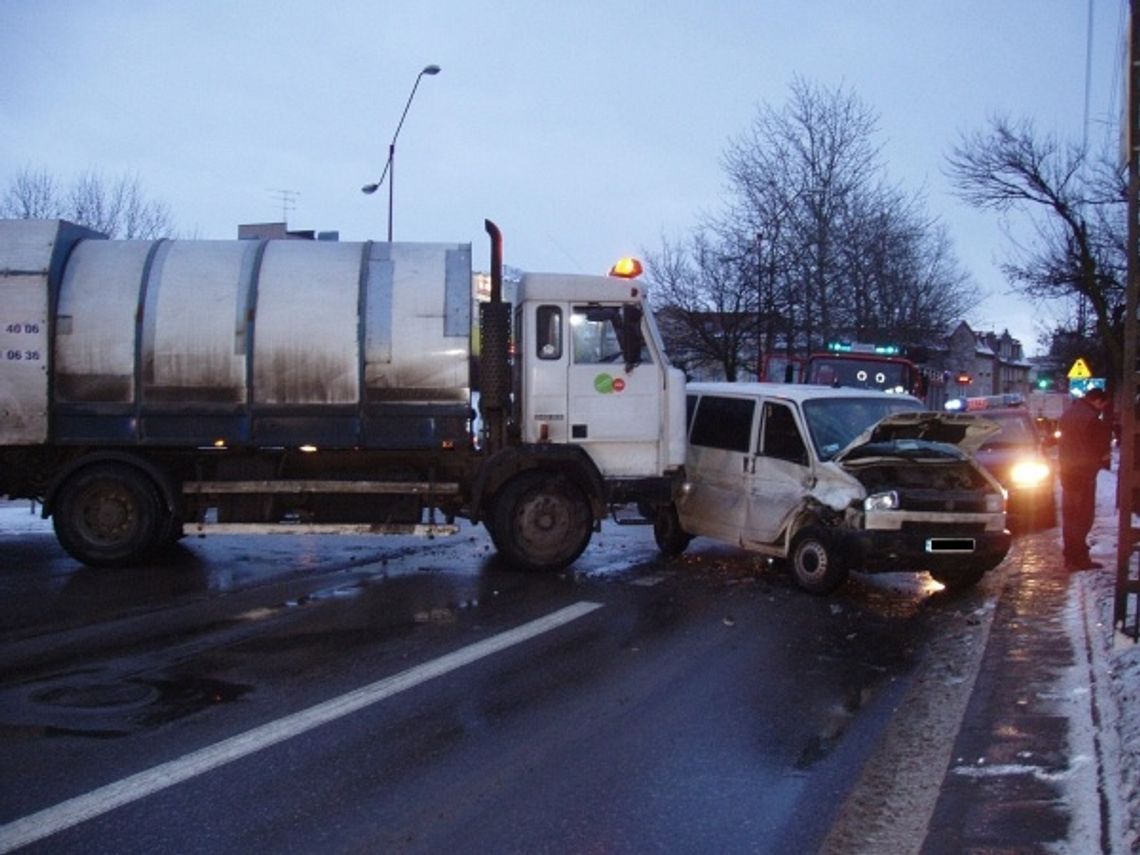 Śmieciarką w volkswagena na skrzyżowaniu