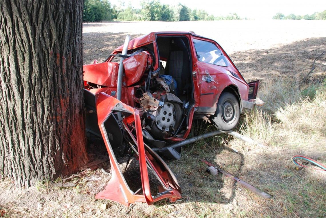 Śmierć w "maluchu". Auto wbiło się w drzewo Śmierć w "maluchu". Auto wbiło się w drzewo