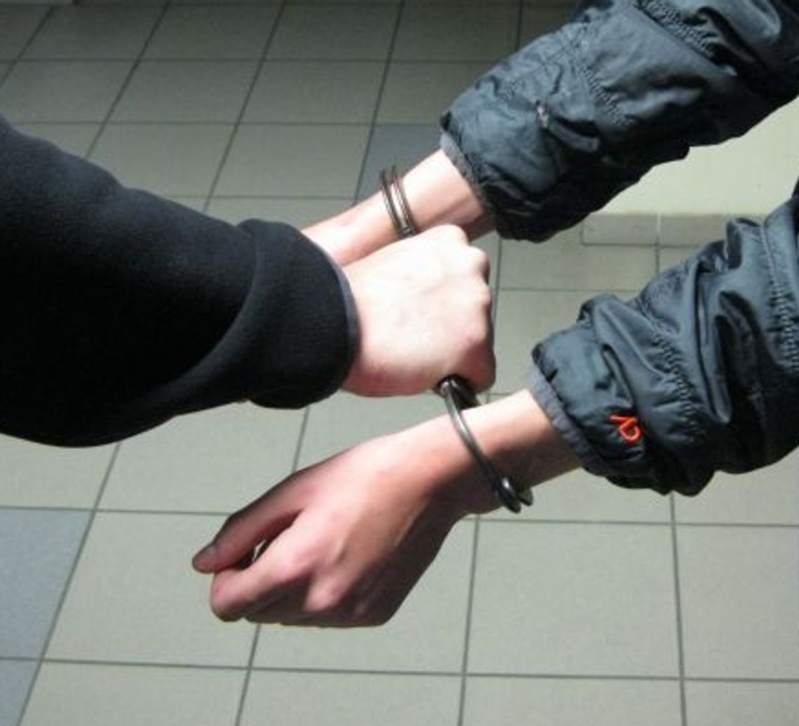 Spacer pijanych rodziców z 18-miesięcznym dzieckiem Spacer pijanych rodziców z 18-miesięcznym dzieckiem