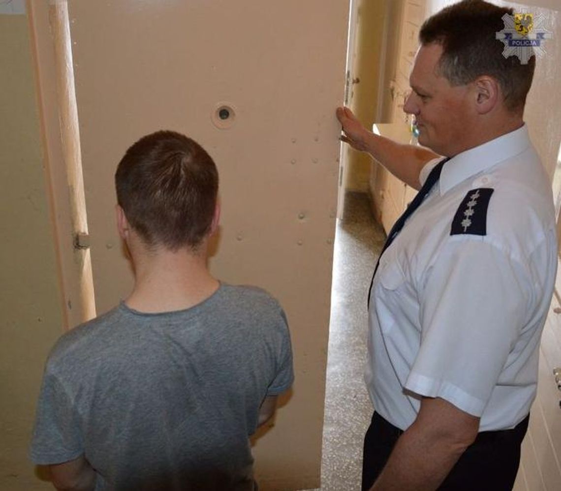 Spakował gry do kurtki i próbował uciekać...