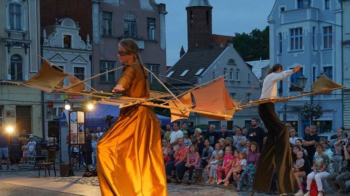 [ GALERIA ZDJĘĆ] Spektakl plenerowy „Klasa” w wykonaniu Teatru Snów. Teatr wyszedł na ulice Tczewa!