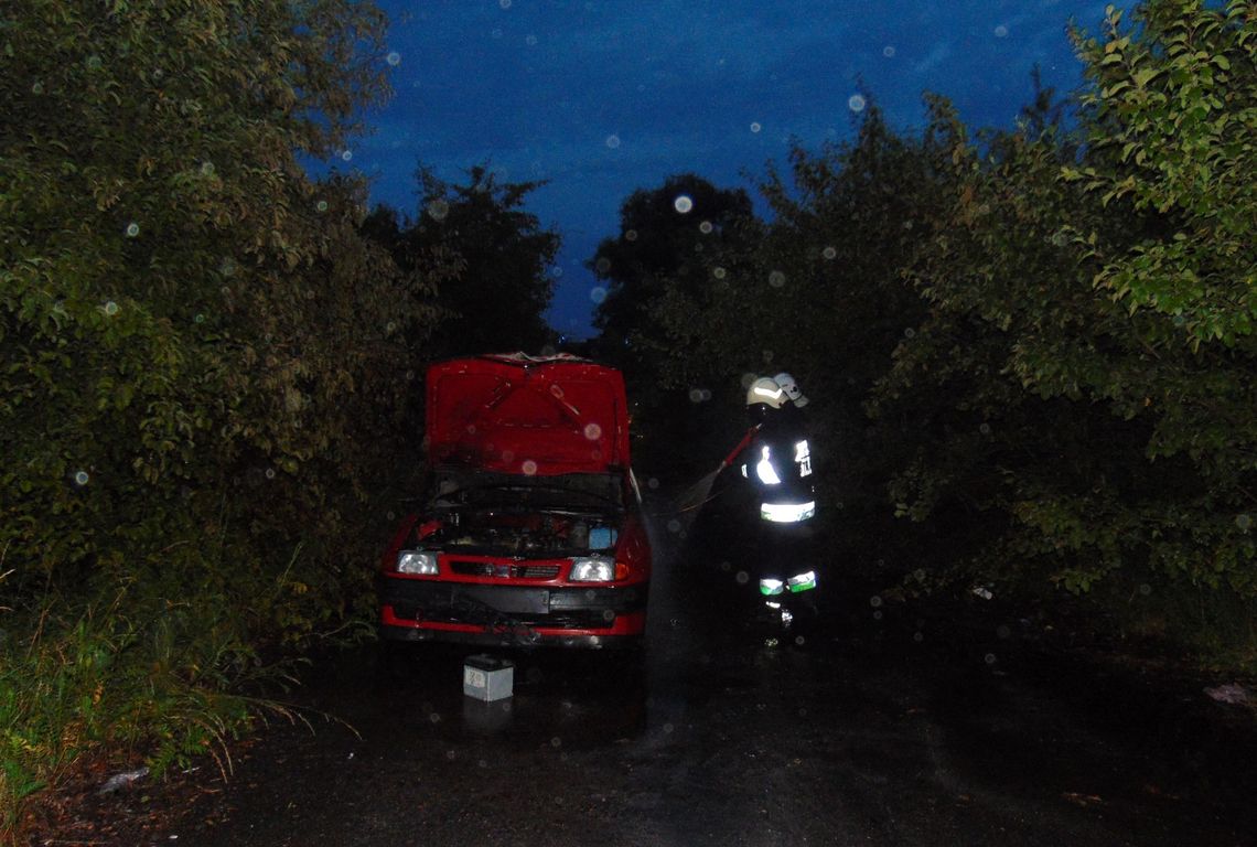 Spłonął samochód w Subkowach. Prawdopodobnie ktoś go podpalił Spłonął samochód w Subkowach. Prawdopodobnie ktoś go podpalił