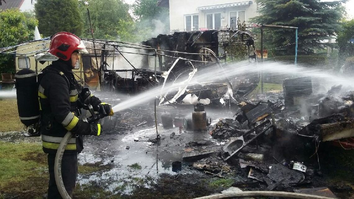 Spłonęły przyczepy kempingowe! W środku były butle gazowe