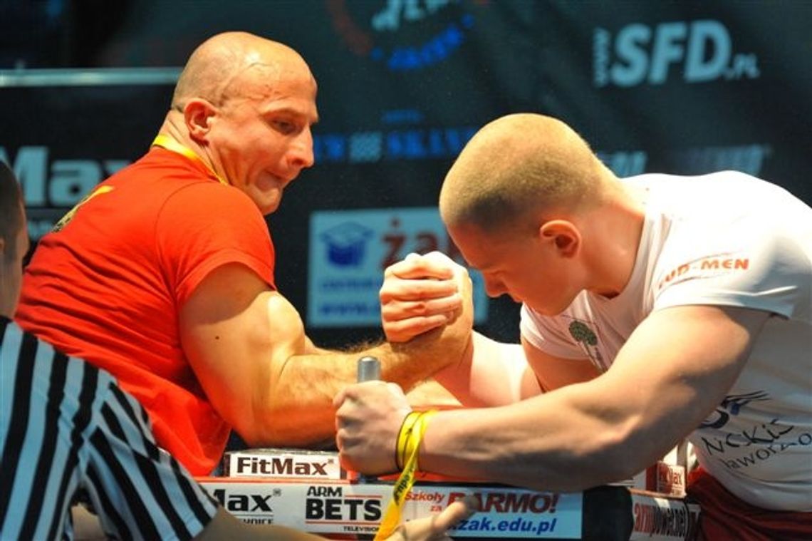 Starcie tytanów na zamku. Posiłują się na ręce Starcie tytanów na zamku. Posiłują się na ręce