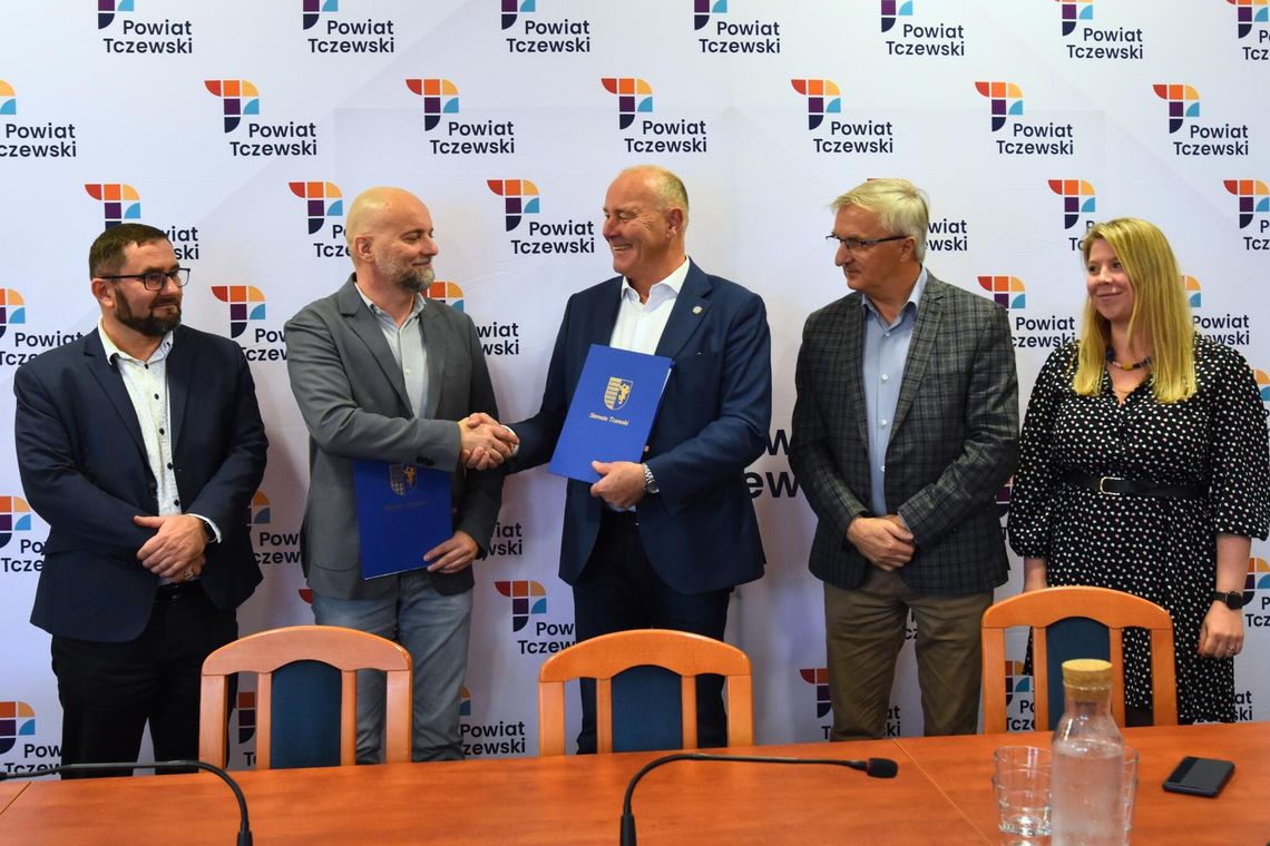 Starosta tczewski podpisał dziś umowę z firma AXIAL